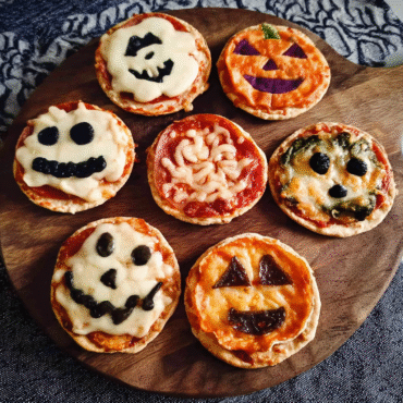 Mini Halloween Pizzas: Easy Spooky Recipes for Kids and Parties